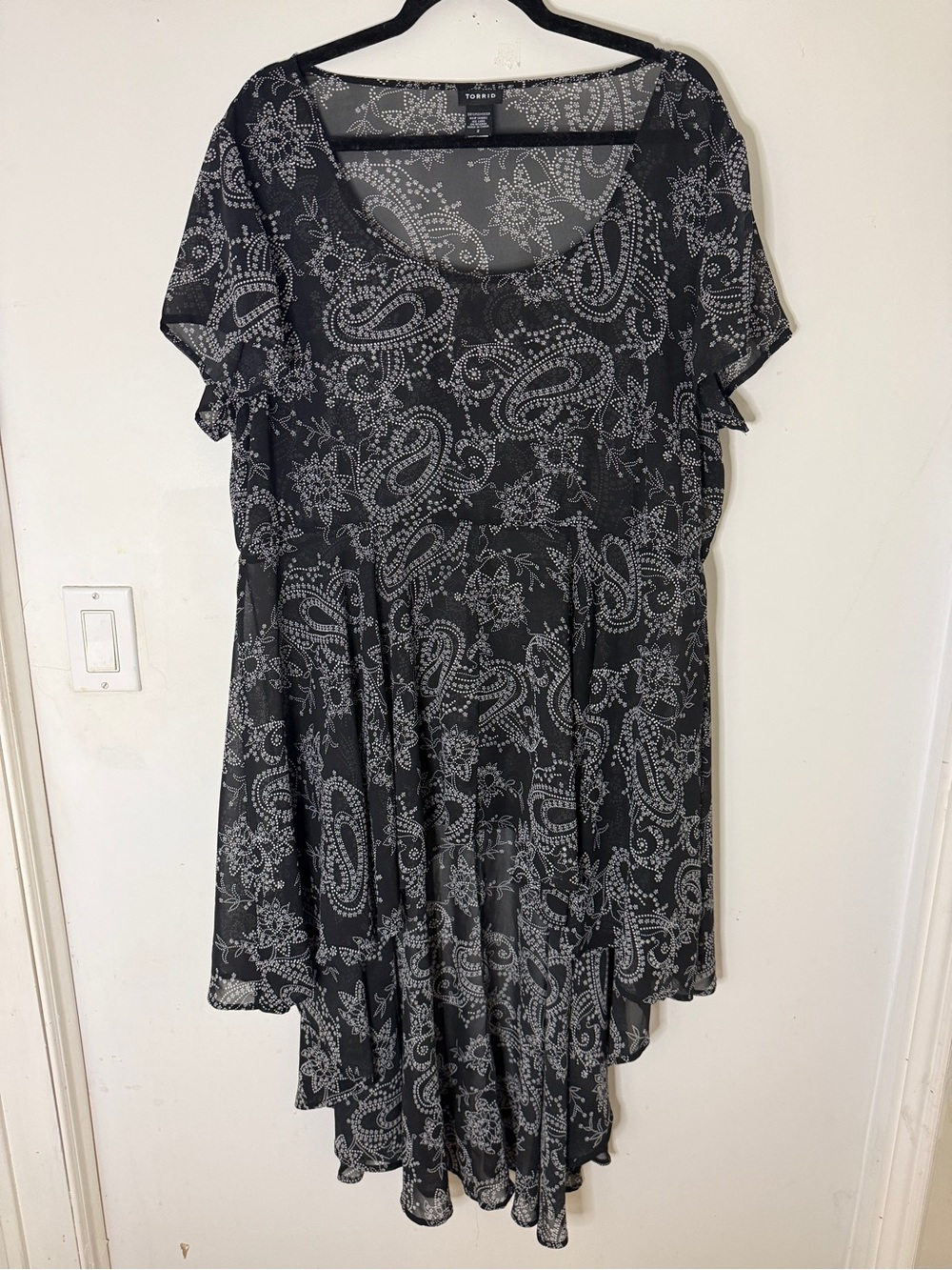 torrid Black Paisley Scoop-Neck Swing High-Low Top